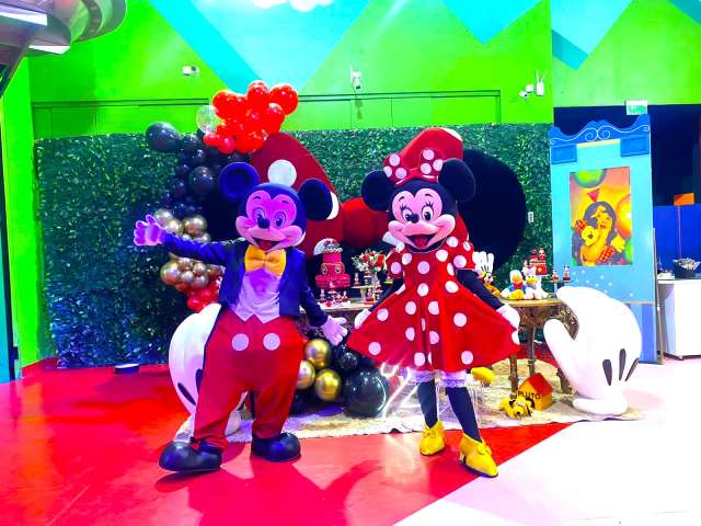 Mickey e Minnie personagens vivos cover Festa animação