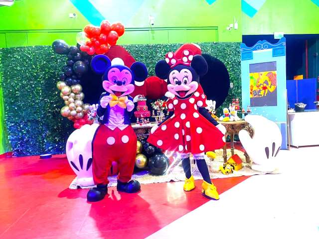 Mickey e Minnie personagens vivos cover Festa animação