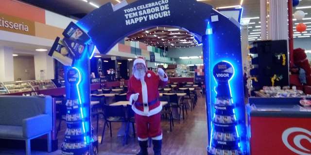 presença do papai Noel para ponto de ativação de marca  