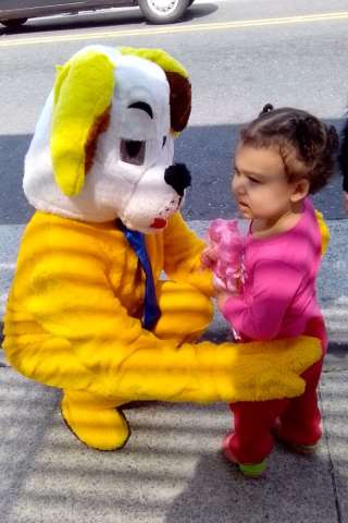 locutor/ locução  e mascote do cachorro ação de markeying